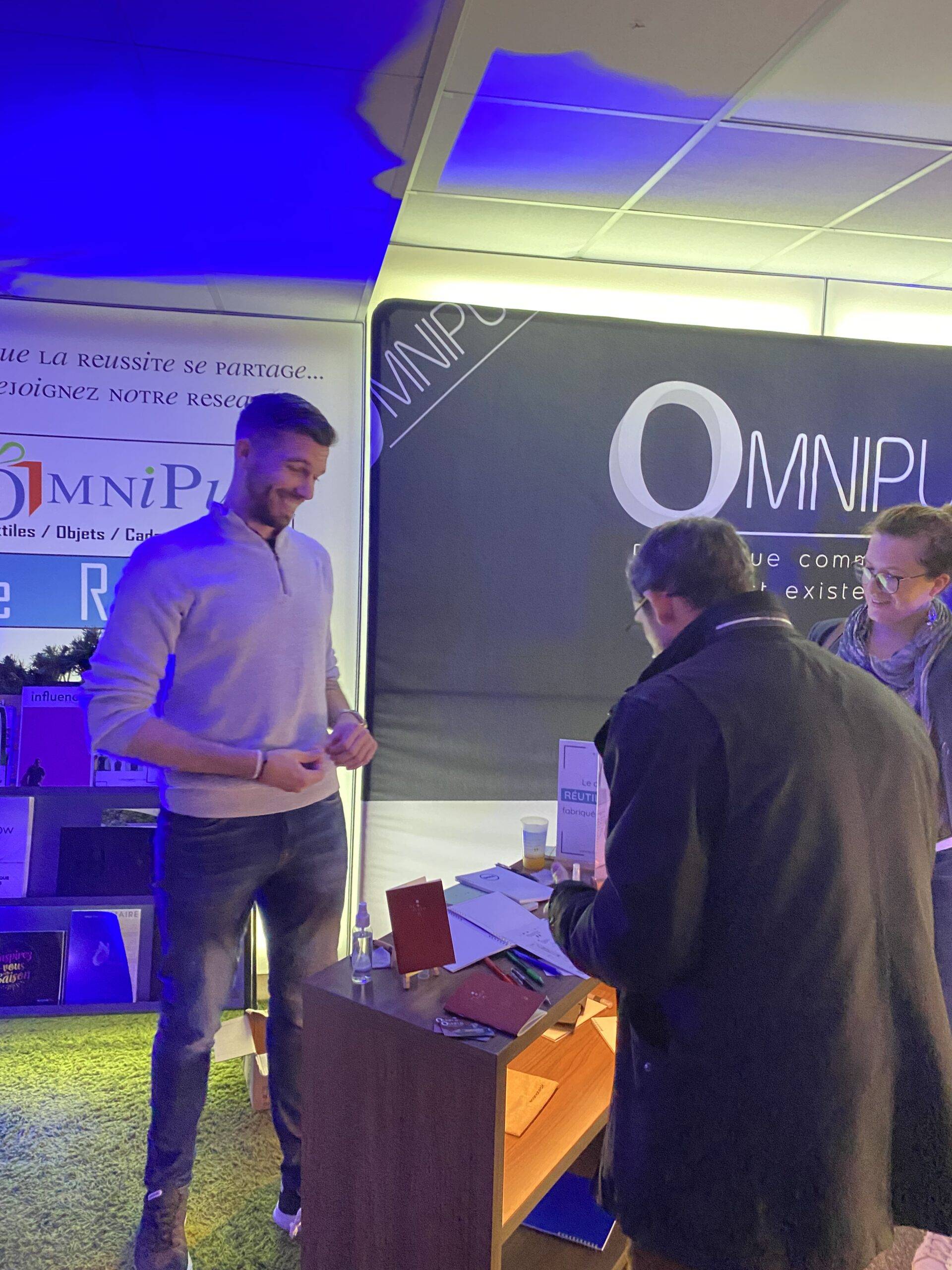 Participants à l’afterwork Omnipub échangeant autour d’objets publicitaires